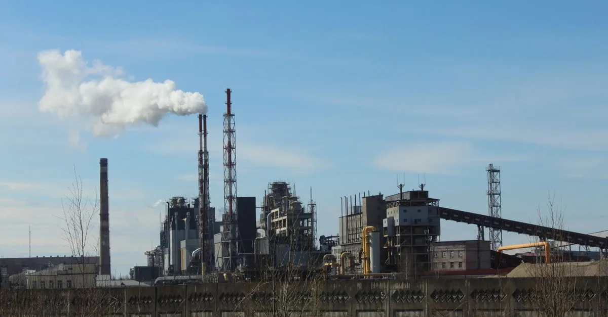 enquêteur spécialisé dans les conflits industriels, chargé de résoudre les différends entre employeurs et employés pour assurer un environnement de travail harmonieux.
