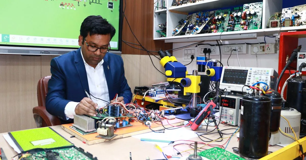 découvrez notre oscilloscope interactif en ligne, un outil puissant pour visualiser et analyser des signaux électriques en temps réel, idéal pour étudiants et professionnels.