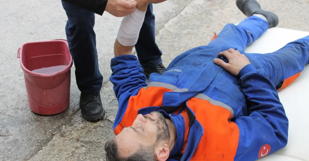découvrez comment prévenir les accidents du travail, les démarches à suivre en cas d'accident et vos droits en tant que salarié.