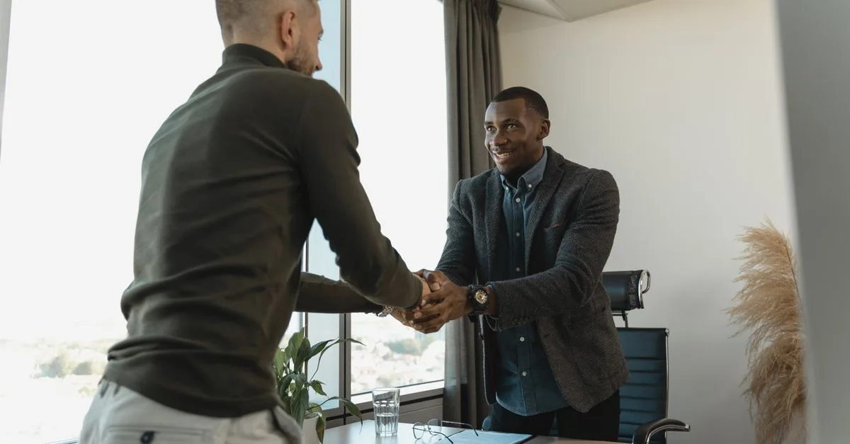 découvrez les étapes clés pour recruter votre premier salarié : définir le poste, choisir le bon profil et réussir son intégration.