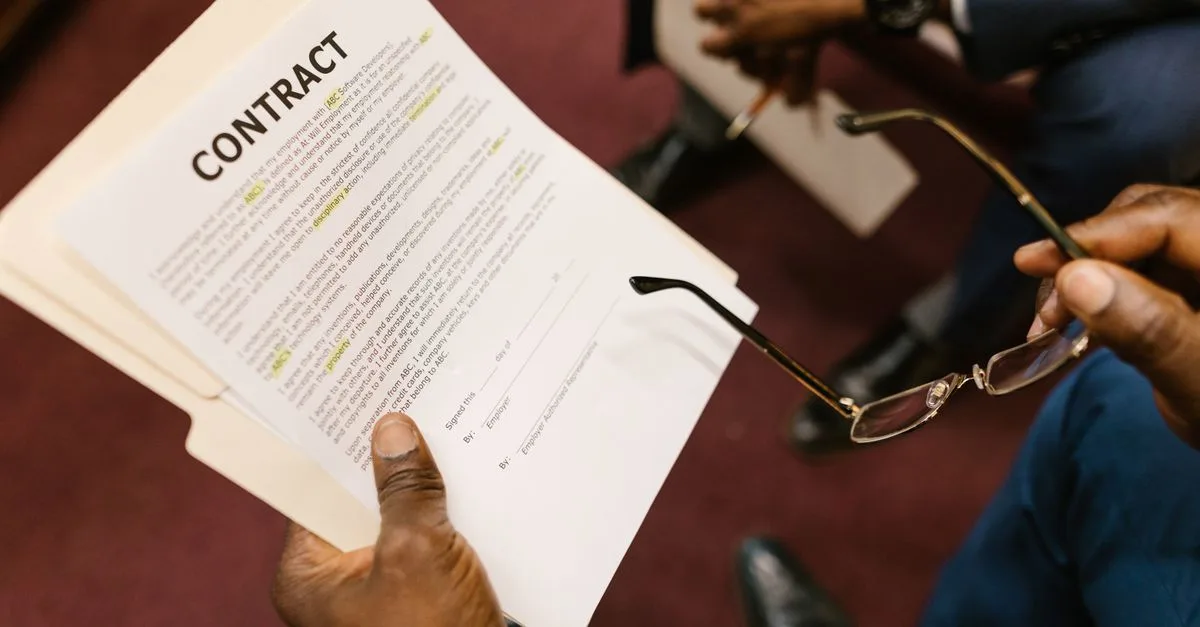 découvrez la portée d’un contrat de travail, ses clauses essentielles, les obligations de l’employeur et du salarié, ainsi que les limites de leurs responsabilités.